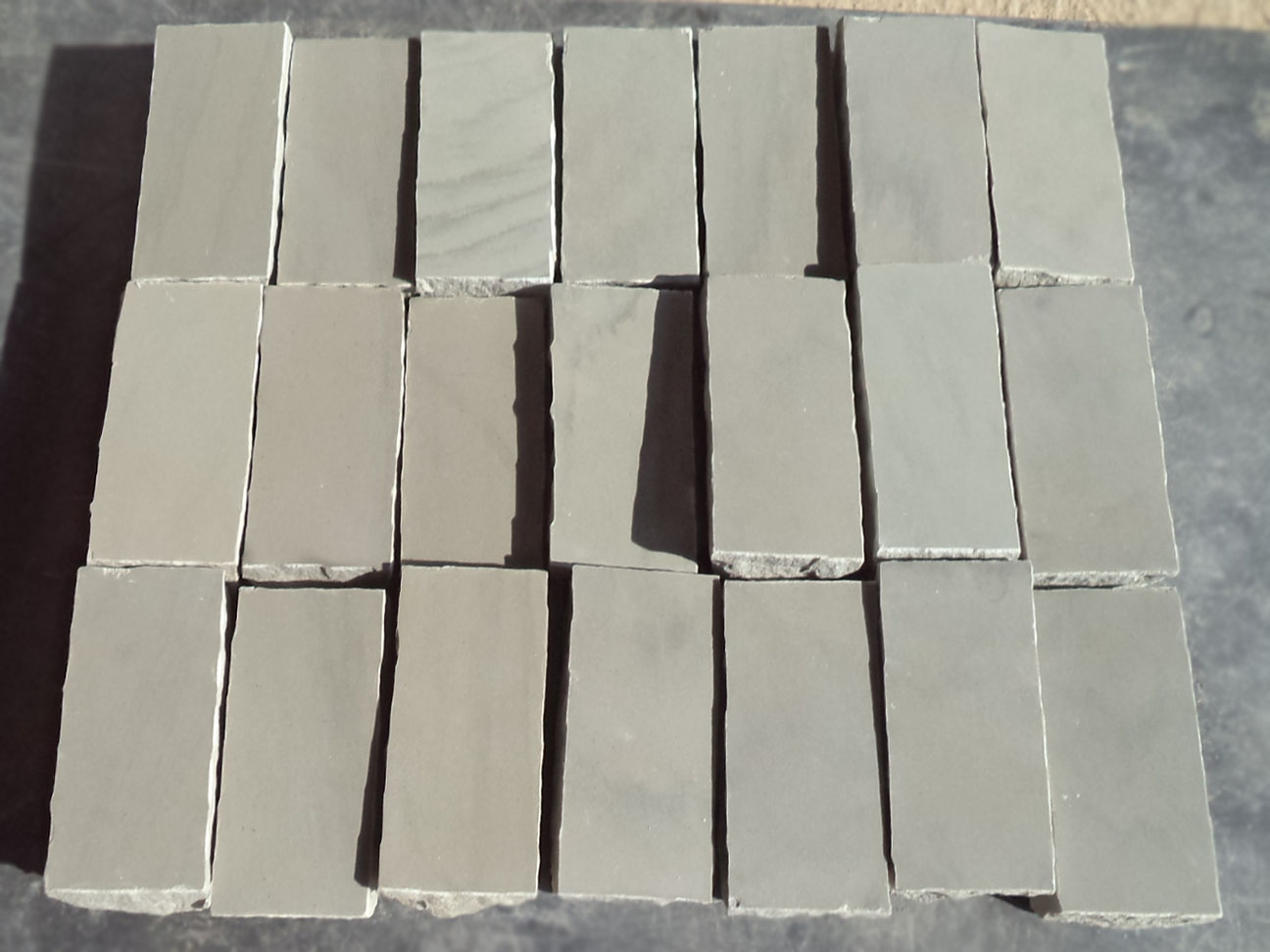 15.-Kandla-grey-cobbles-polished-top-side-hand-cut-edges