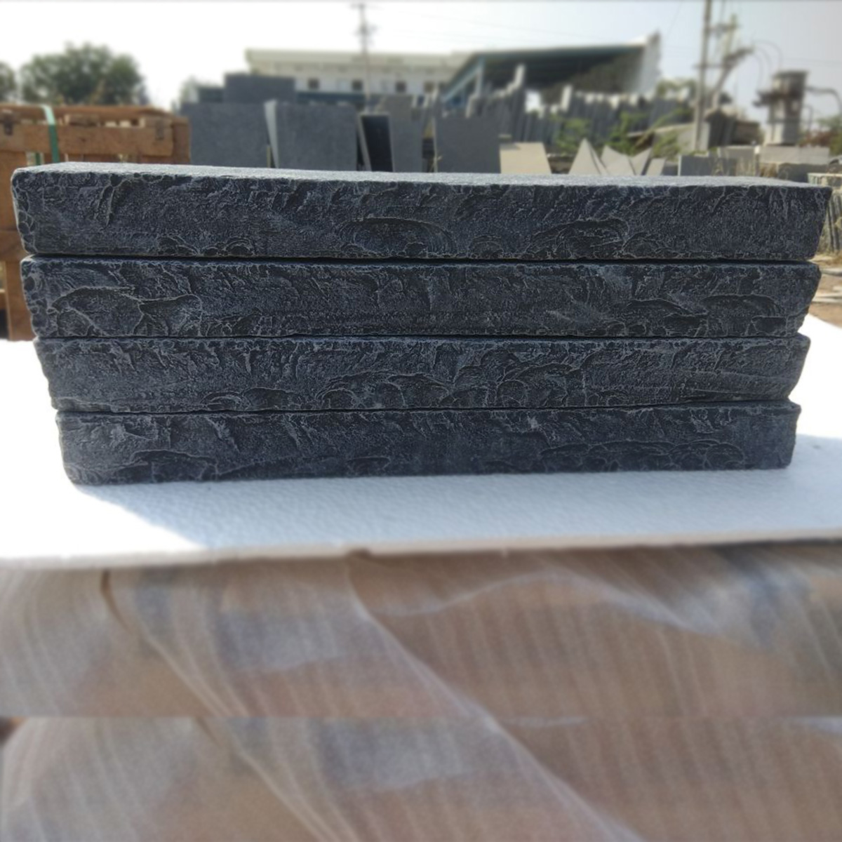 30.-Lime-Black-Wall-Stone-Top-Surfaces-Natural-Bottom-Calibrated-Edges-Straight-Hand-Cut-And-Light-Tumbled-copy